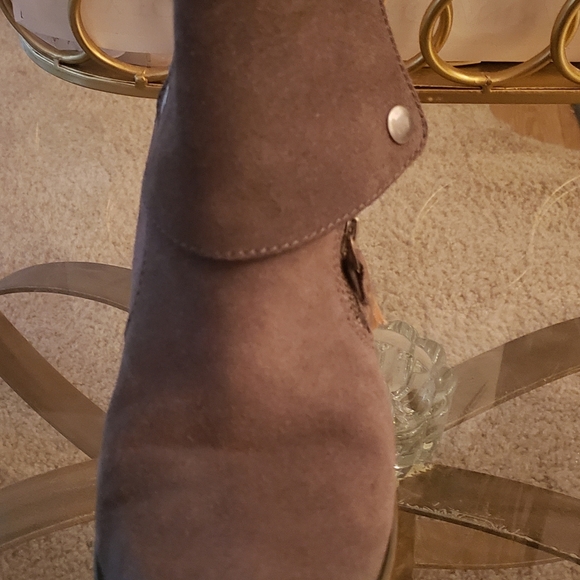 Boot - Picture 3 of 7